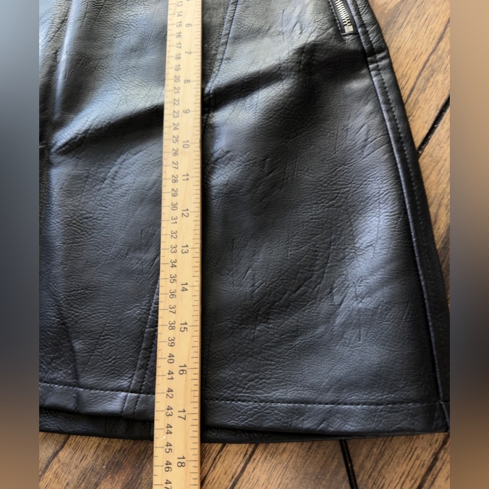 Zara M Black Faux Leather Mini Skirt Moto Style Zipper Detail Classic Essential - Picture 11 of 13